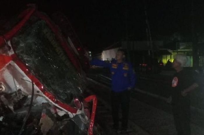 Kondisi mobil pemadam kebakaran yang diterjang kereta api di Indramayu ringsek parah
