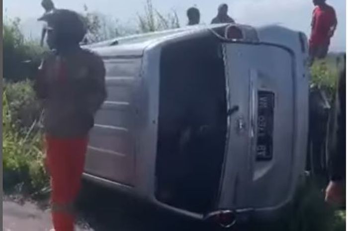 Toyota Avanza terguling usai adu tabrak dengan Yamaha Mio di desa Pirikan, Secang, Magelang, Jawa Tengah