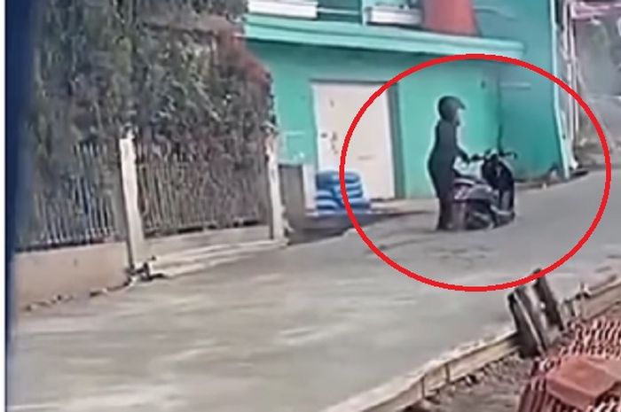 Pengendara Honda Scoopy terjebak di cor yang masih basah, sudah diperingatkan tapi nekat