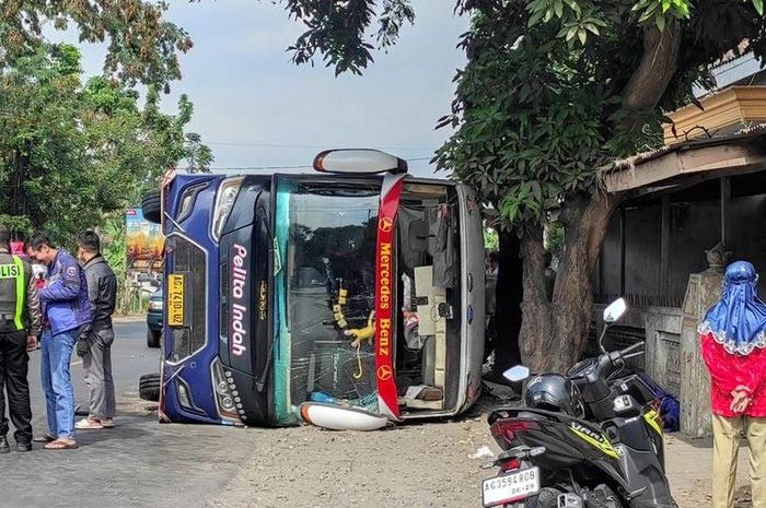 Bus Pelita Indah ambruk setelah gagal menyalip di jalan raya Jambean, Kras, Kediri Jawa Timur