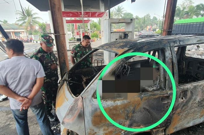 Daihatsu Espass terbakar di dalam SPBU desa Bakalan, Dukuhseti, Pati Jawa Tengah, satu orang terbakar di dalam kabin