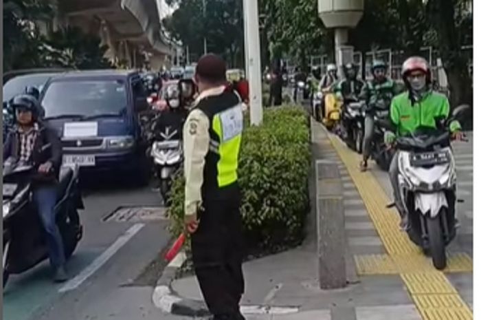 Pemotor nekat terobos trotoar jalan di Jakarta Selatan