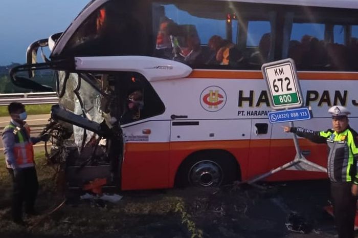 Bus PO Harapan Jaya nopol AG 7486 US tabrak truk di tol Jombang-Mojokerto KM 672+800 Jawa Timur