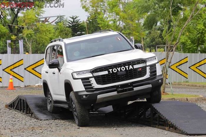 harga mobil baru Toyota Land Cruiser 300 Juli 2024