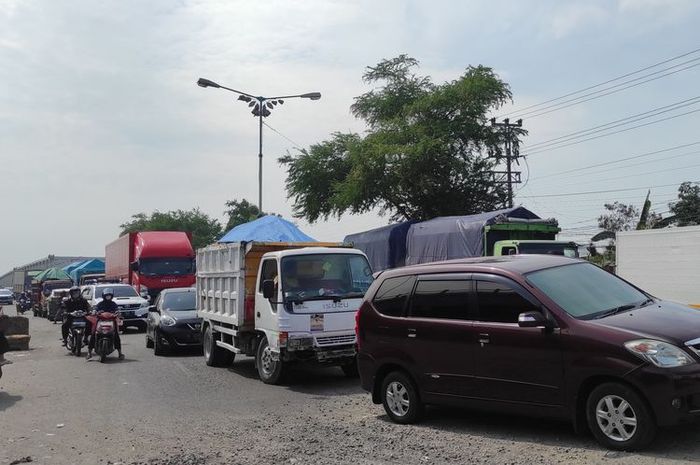 Macet di jalur Pantura Demak, wilayah Karanganyar, kabupaten Demak, (3/7/24)