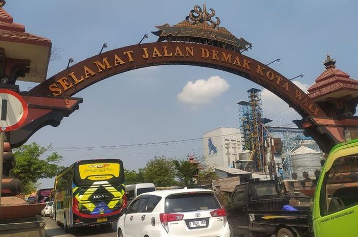 Kemacetan di jalur Pantura Demak, Jawa Tengah