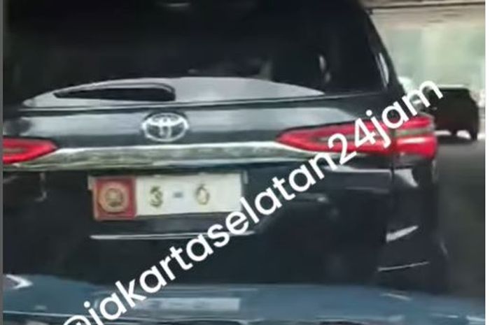 Toyota Fortuner berpelat dinas cekcok dengan sopir taksi di Simpang Susun Semanggi, Tanah Abang, Jakarta Pusat
