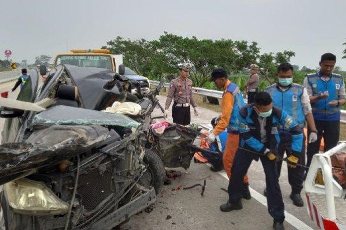 Toyota Kijang Innova terkoyak tak berbentuk di tol Batang-Semarang usai terjang truk gandeng