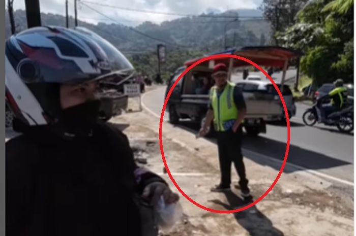 Viral parkir liar di lokasi kios pasca pembokaran di Puncak Bogor. Pemkab Bogor sudah lakukan ini