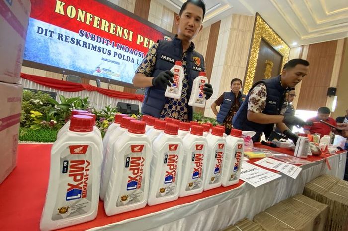 Konferensi pers penangkapan ribuan botol oli AHM MPX 1 palsu oleh Polda Lampung
