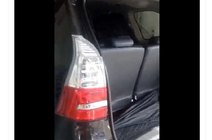 Toyota Avanza gedor kaca bank sampai jebol di Semarang. Petugas kebersihan siap-siap kerja bakti