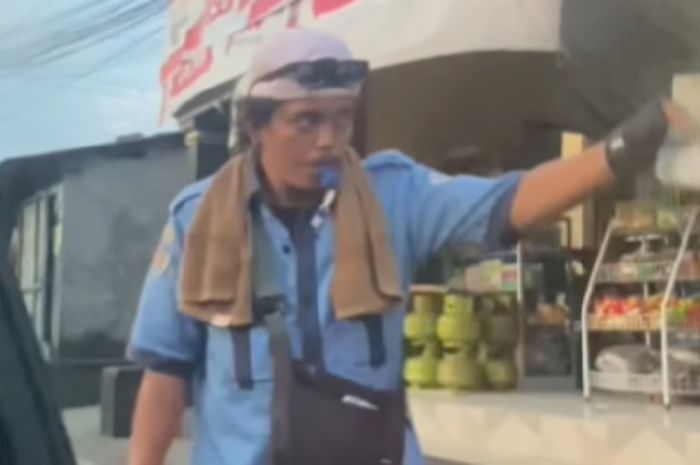 Viral jukir mirip penyanyi internasional Bruno mars keciduk kaamera sedang tiup peluit