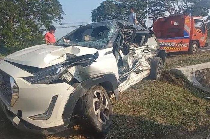 Nissan Magnite babak belur dan terpental ke parit usai beradu dengan lawan tak seimbang alias lebih besar