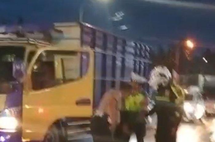 Polisi mengadang truk Mitsubishi Canter yang dibawa dua debt collector di jalan raya Padalarang, Kabupaten Bandung Barat