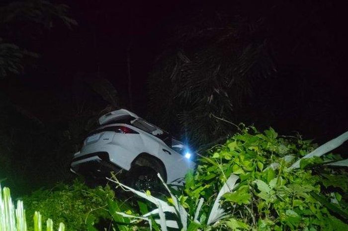 Toyota Fortuner nyungsep di jurang sedalam 7 meter. Efek sopir reflek injak gas dan banting setir seketika
