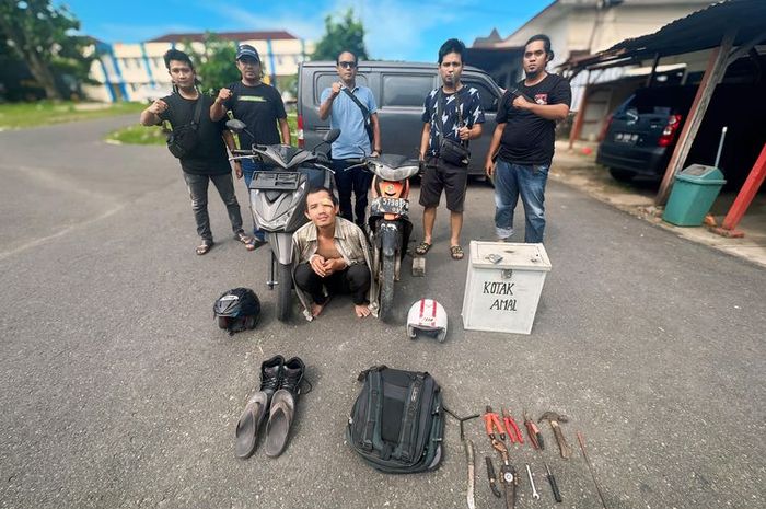 MRP alias Martin (30) jongkok, tersangka pencurian Yamaha Jupiter Z, Honda BeAT dan kotak amal di masjid-masjid wilayah Pangkalpinang, Bangka Belitung
