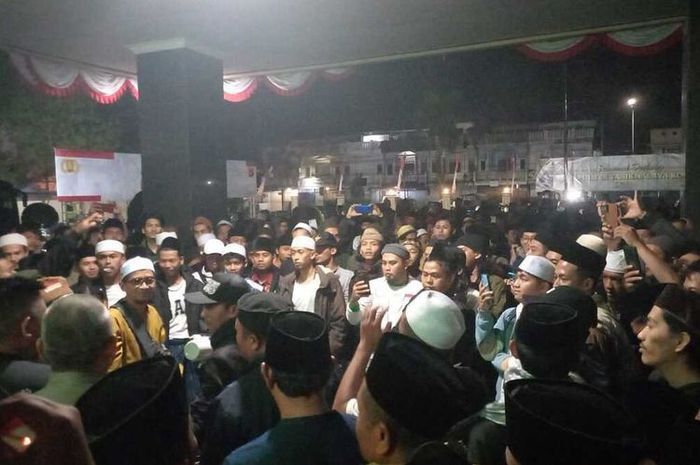 Ratusan santri Ponpes Darul Ulum, Petir, Ciamis Jawa Barat menggeruduk Polresta Tasikmalaya buntut perusakan mobil ulama oleh geng motor