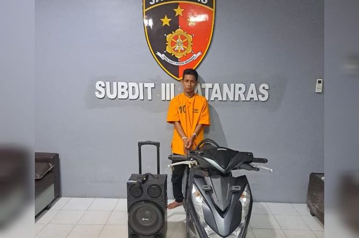 IS alias Iman (34) dibekuk Polisi saat transaksi jual Honda BeAT dan speaker merek GMC