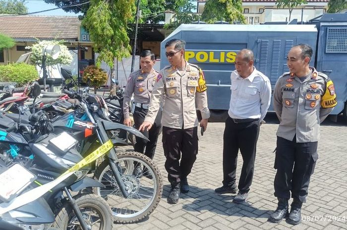 Deretan motor baru keluar dealer asal Bogor yang diamankan Polres Situbondo karena serba mencurigakan