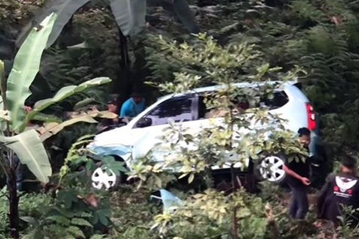 Toyota Avanza muatan 11 orang terjun jurang sedalam 20 meter di Pacet Mojokerto Jawa Timur