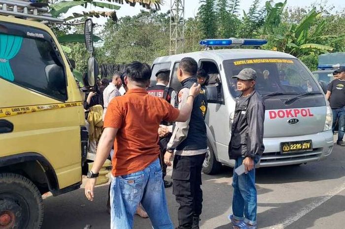 Sopir truk Mitsubishi Canter ditemukan tewas dalam kabin di tengah jalan raya Dusun Biringromang, Desa Panaikang, Pattalassang, Gowa, Sulawesi Selatan