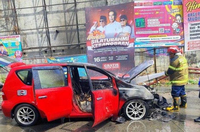 Nissan Livina terbakar di bawah Fly Over Palur Jaten Karanganyar Jawa Tengah