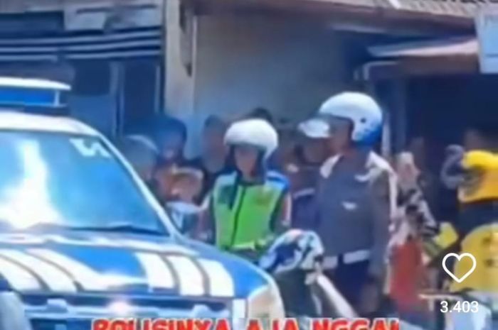 Masyarakat tilang petugas kepolisian