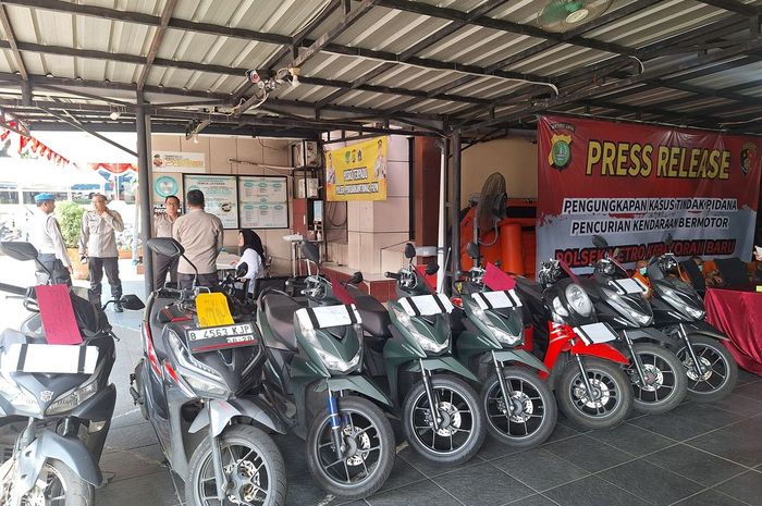 Deretan barang bukti motor curian yang disimpan para pencuri dan penadah di parkiran stasiun Kebayoran Baru