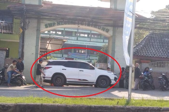 Dalam lingkaran merah, Toyota Fortuner milik salah satu orang tua calon murid memblokir pintu gerbang masuk SMPN 1 Cibinong Bogor