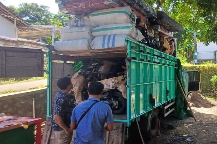 Truk berwarna putih itu membawa beberapa tumpukan kasur agar tak terlihat.