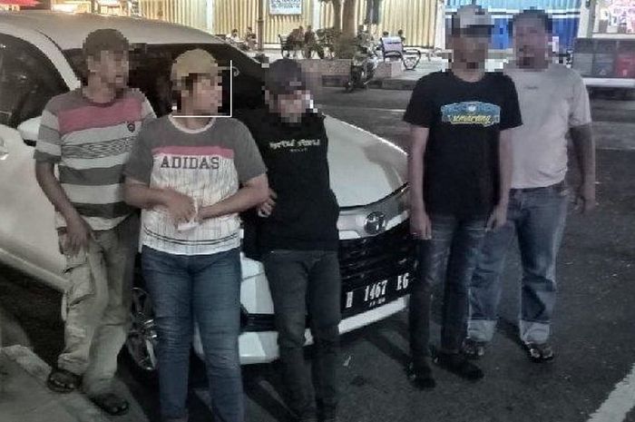 Satpol PP Ponorogo Jawa Timur amankan lima  pengamen asal Semarang Jawa Tengah yang tepergok naik Toyota Avanza