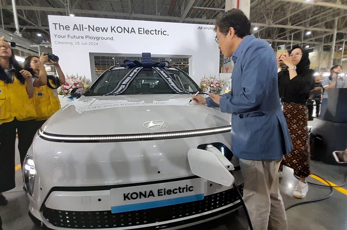 President of Hyundai Motor Asia Pacific Sunny KIM melakukan tanda tangan di All New Hyundai Kona Electric