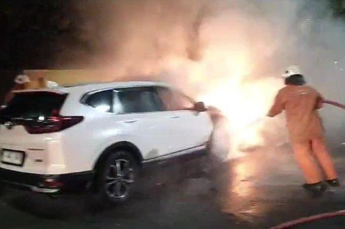 Honda CR-V membara di malam hari, sopir dibuat curiga usai melihat lampu indikator