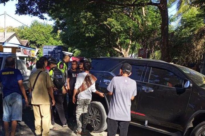 Toyota Fortuner dikemudikan remaja umur 15 tahun tabrak pohon di jalan raya Pasir Putih, Bungatan, Situbondo, Jawa Timur