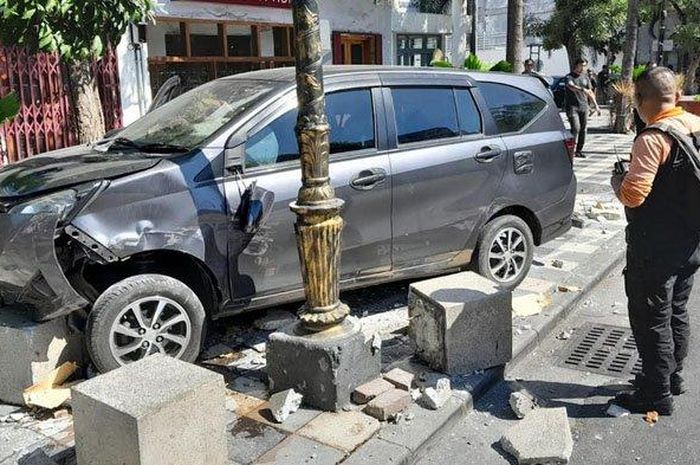 Daihatsu Sigra tabrak balok beton, pohon dan paving trotoar di jalan Tunjungan kota Surabaya