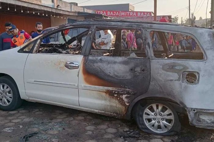 Toyota Kijang Innova yang hangus terbakar kena imbas ledakan ratusan tabung gas yang diangkut truk Hino di jalan lintas Timur KM 30, desa Pulau Harapan, Sembawa, Banyuasin, Sumatera Selatan