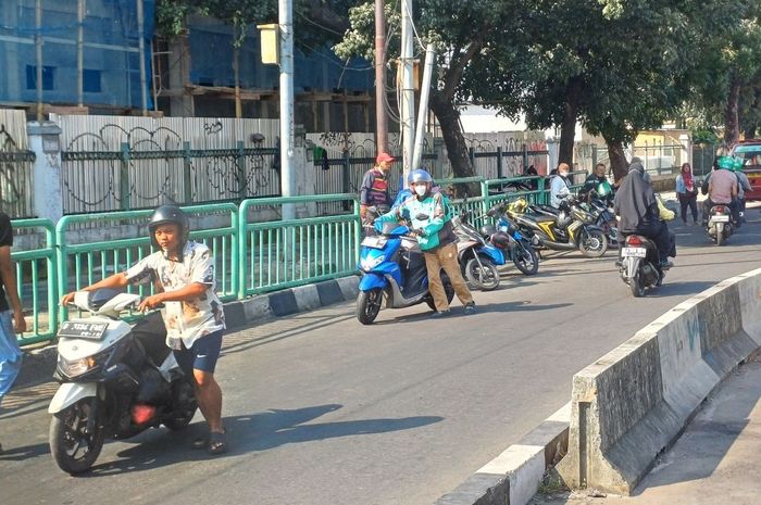 Pemotor akting dorong motor di kawasan Pasar Minggu demi bisa lawan arus