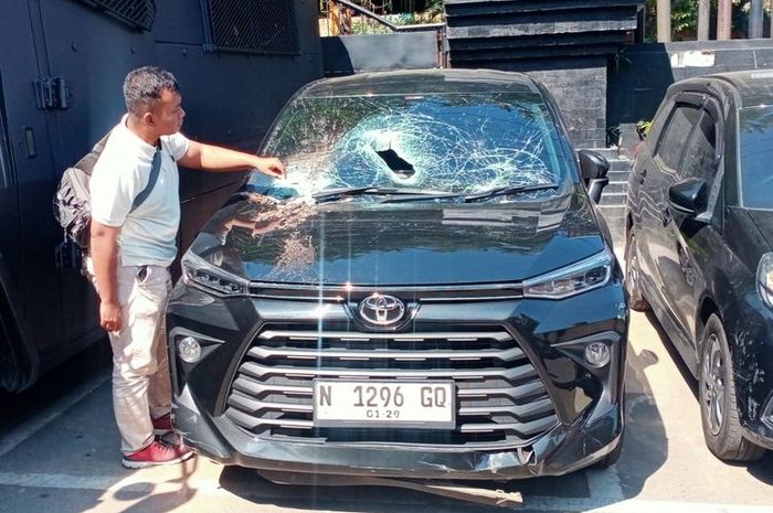 Toyota Avanza diamankan di Mapolresta Malang Kota dengan kondisi kaca bolong bodi lecet dan ringsek usai lawan arus di Jl Ijen Kota Malang