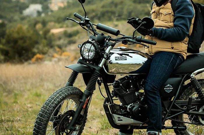 penamapakan Brixton Felsberg 125 XC. motor baru bergaya trail jadul yang tenaga mesinnya setara Honda Vario 125