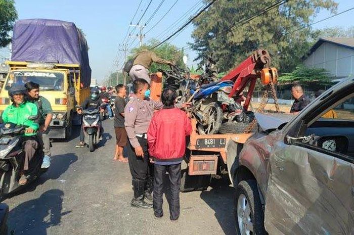 Daihatsu terios sasak 4 motor dari arah berlawanan. 