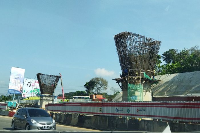 Proyek konstruksi tol Jogja-Bawen yang berada di exit tol Bawen, kabupaten Semarang