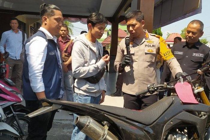 Sofian (tengah) menerima kembali Honda  CRF150L miliknya yang sempat hilang dicuri di parkiran rental PlayStation di Caturtunggal Depok Sleman