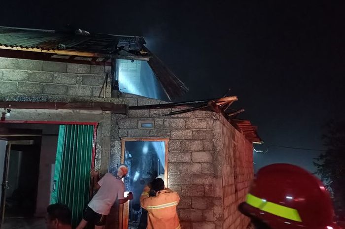 Rumah Sukirman di dusun Jambon, desa sejopuro, Mojotengah, Wonosobo, Jawa Tengah terbakar akibat tuang Pertamax ke botol dekat kompor disambi masak 