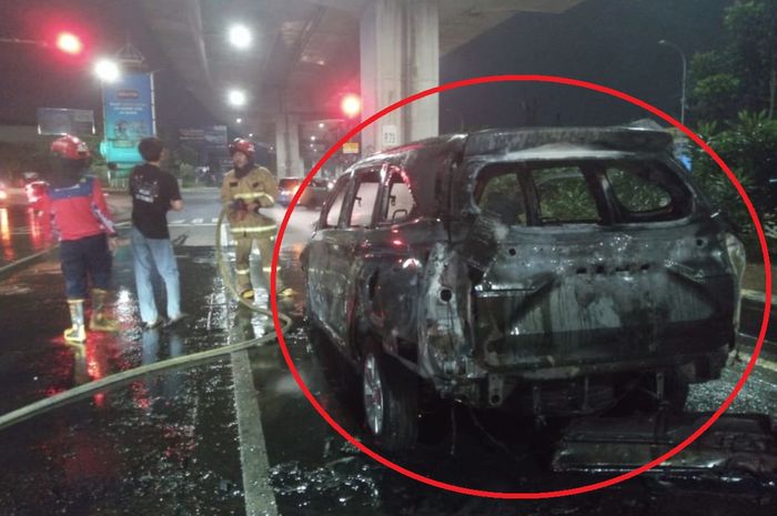 Dalam lingkaran merah, Toyota Avanza terbakar habis di Jl Sholeh Iskandar Tanah Sareal kota Bogor Jawa Barat