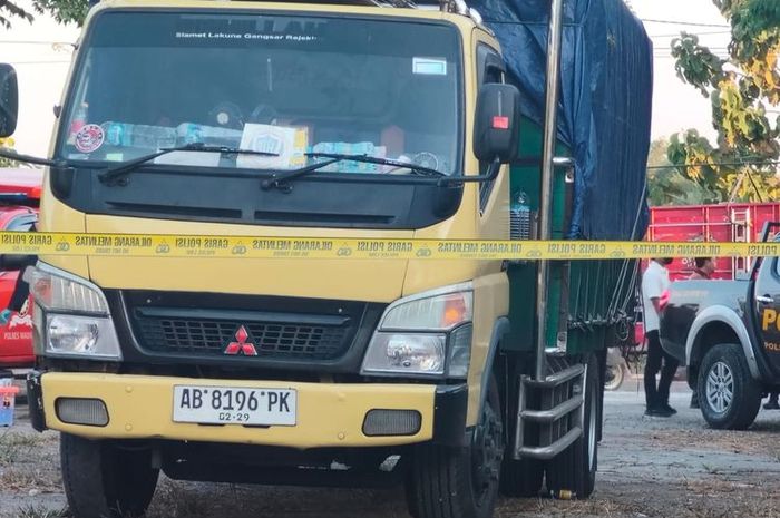 Sopir truk tewas dalam kabin Mitsubishi Canter yang terparkir di depan warung dusun Basulan, desa Bajulan, Saradan, kabupaten Madiun Jawa Timur