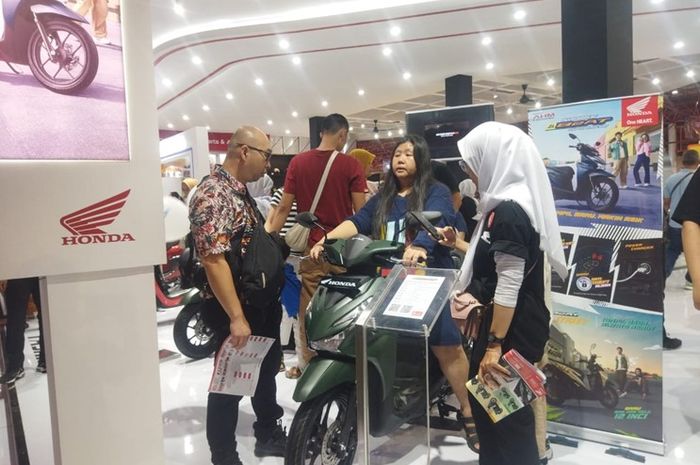 Pengunjung sedang mencoba All New Honda BeAT di booth AHM