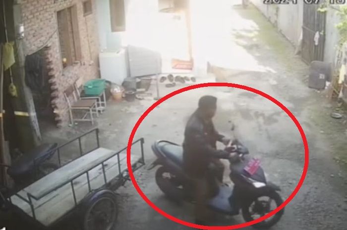 Dalam lingkaran merah, oknum Pegawai Negeri Sipil (PNS) pemkot Binjai curi Honda Vario 110 pelat merah dari rumah Lurah Rambung