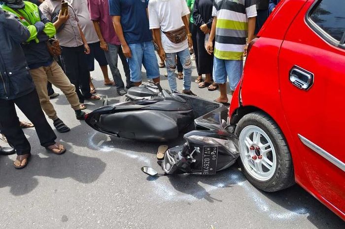 Pengendara Honda Vario 125 tewas digilas bus saat tabrak Daihatsu Ayla parkir di Jl Sangnaualuh, kota Pematan Siantar, Sumatera Utara