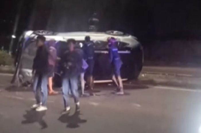 Toyota Yaris jungkir balik di jalan raya