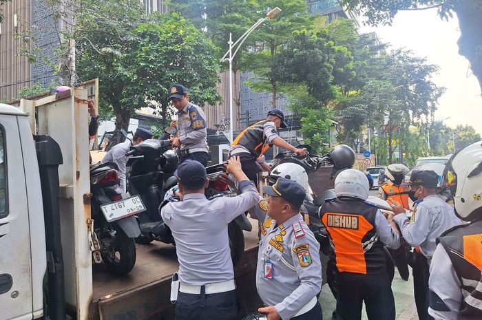 Razia parkir liar oleh aparat gabungan dalam rangka Operasi Patuh Jaya 2024 di Jakarta